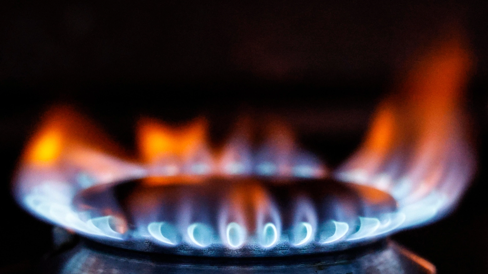 Contributo straordinario per il riscaldamento a chi percepisce il bonus sociale gas ed energia elettrica e 80 euro in più nella social card per l'acquisto di carburante