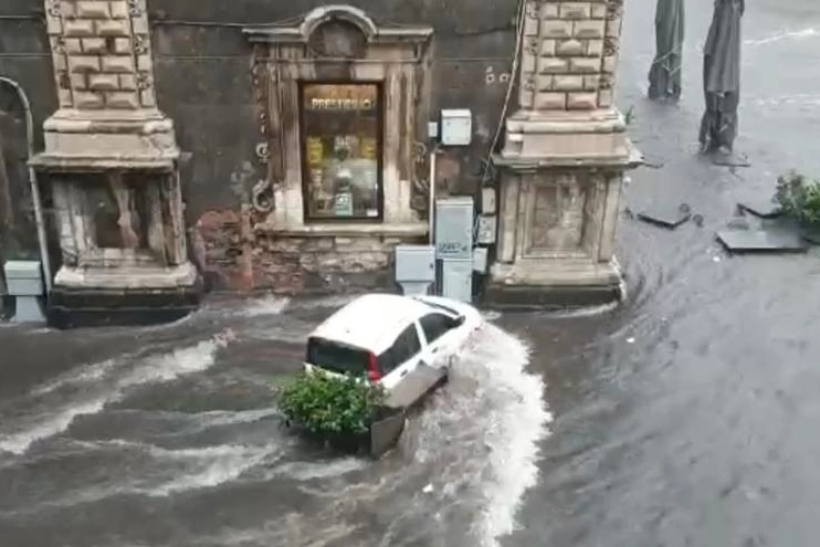 auto trascinata dalla furia dell'acqua a Catania