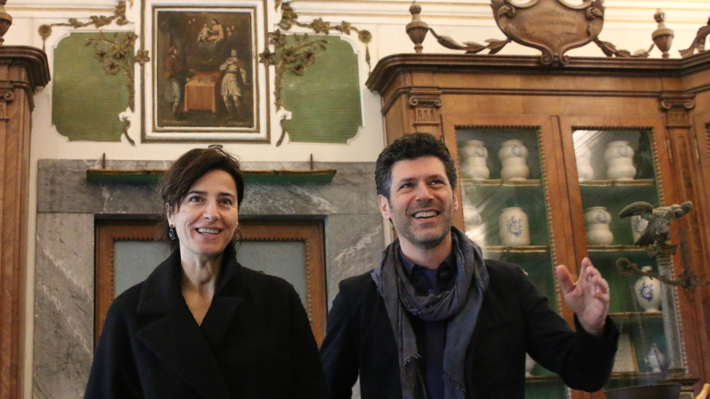  Fabiola Franchi (Associazione Amici della Certosa) e l’attore e regista Renato Raimo all’interno dell’antica farmacia della Certosa di Calci