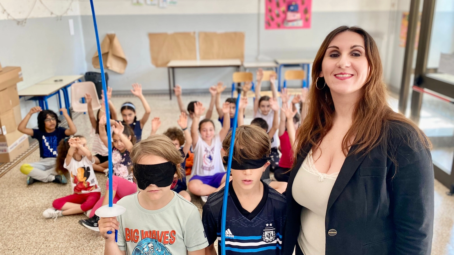 La maestra Sandra coi bambini che hanno partecipato al progetto