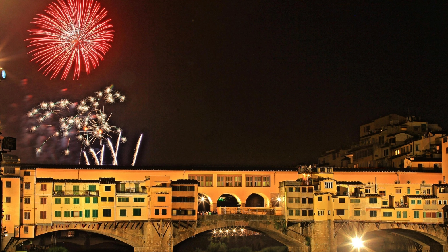 I fuochi splendono su Ponte Vecchio