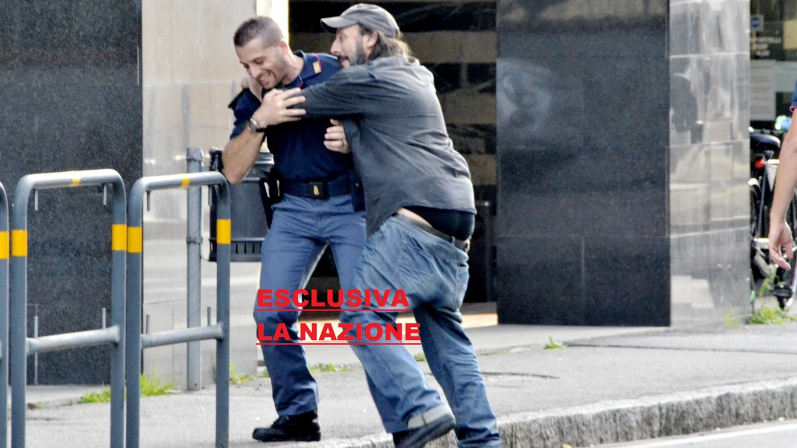Ceccherini coglie di sorpresa il poliziotto intervenuto e lo abbraccia (foto Attalmi)