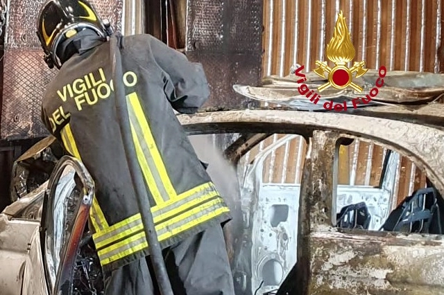 Incidente in Autopalio, l'auto carbonizzata (Foto Vigili del fuoco)