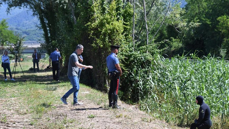 Carabinieri alla ricerca dell'arma che ha ucciso Nevila Pjetri (Foto Pasquali)