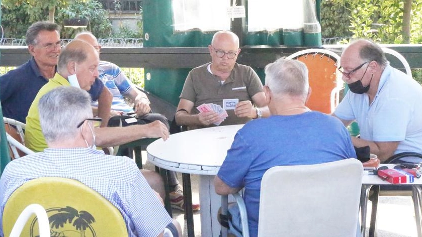 Anziani che giocano a carte in un centro ricreativo (foto d’archivio)