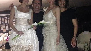 Bruno e Luca Perondi con due modelle durante una sfilata di moda