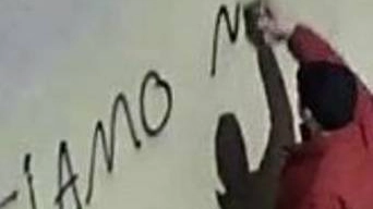 Gli episodi analoghi non sono pochi, in genere però si assiste a veri e propri ’tomentoni’, lunghi, decisamente più impattanti sui muri delle abitazioni o lungo le strade Gli episodi analoghi non sono pochi, in genere però si assiste a veri e propri ’tomentoni’, lunghi, decisamente più impattanti sui muri delle abitazioni o lungo le strade