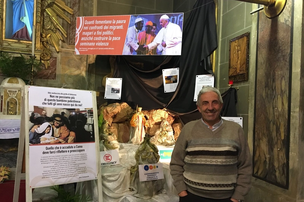 Don Armando Zappolini vicino al suo presepe (foto Sarah Esposito / Fotocronache Germogli)