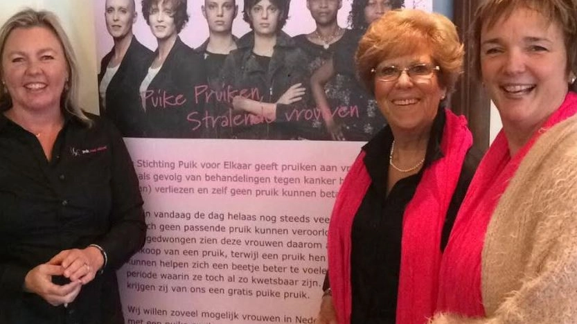  Lilian Van Maanen con altre donne che raccolgono fondi per comprare parrucche alle donne malate di tumore