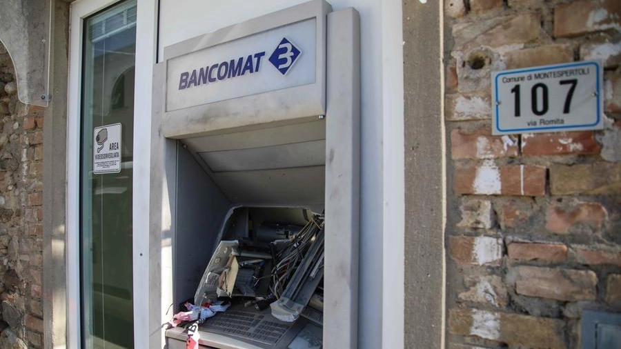 Il bancomat fatto saltare nel 2019 alla banca di Cambiano (foto Germogli)
