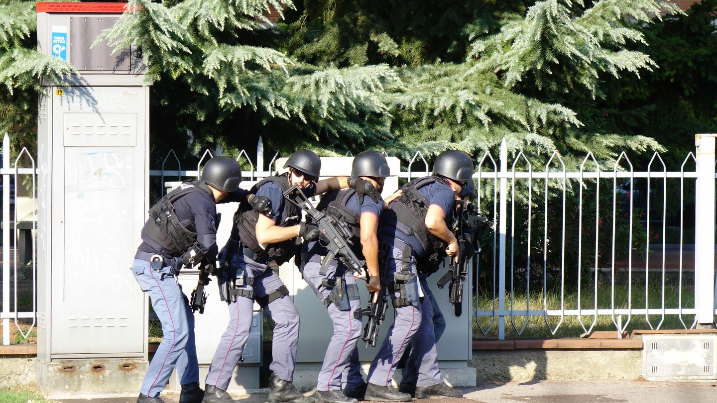I nuclei speciali della polizia in azione all'Isolotto (New Press Photo)