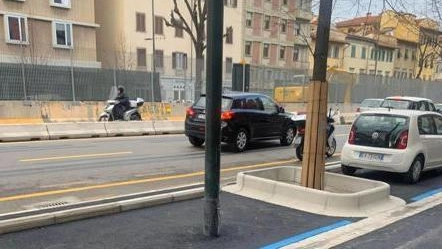 Il palo della luce in mezzo al posto auto