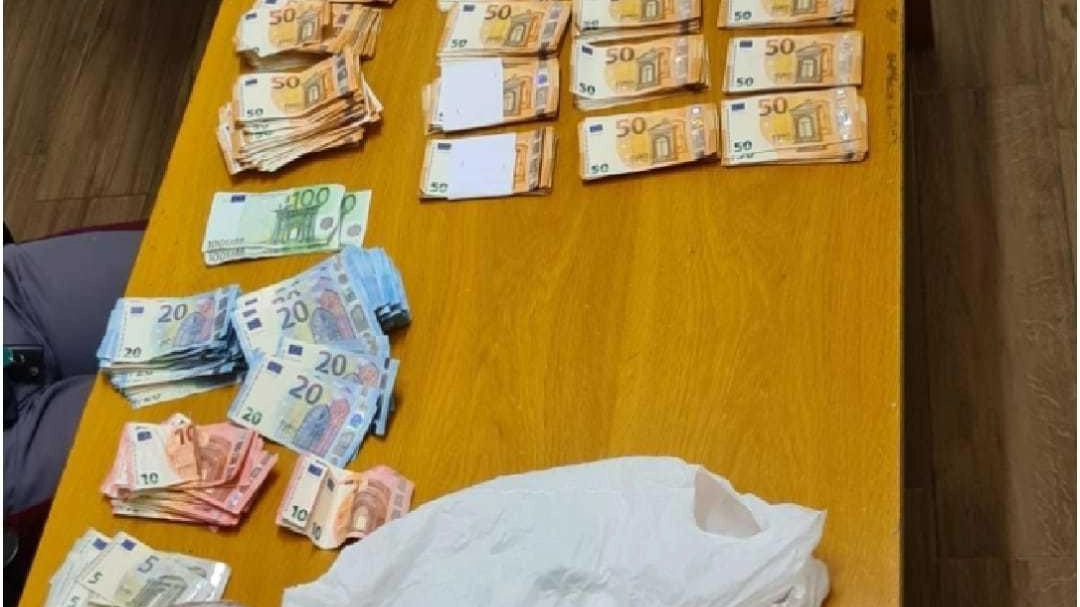 Taxi “carico“ di droga e denaro. Un 54enne finisce ai domiciliari Taxi “carico“ di droga e denaro. Un 54enne finisce ai domiciliari