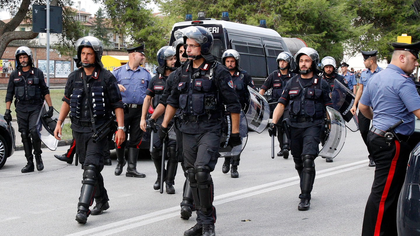 Carabinieri in tenuta antisommossa fuori dallo stadio Castellani di Empoli 