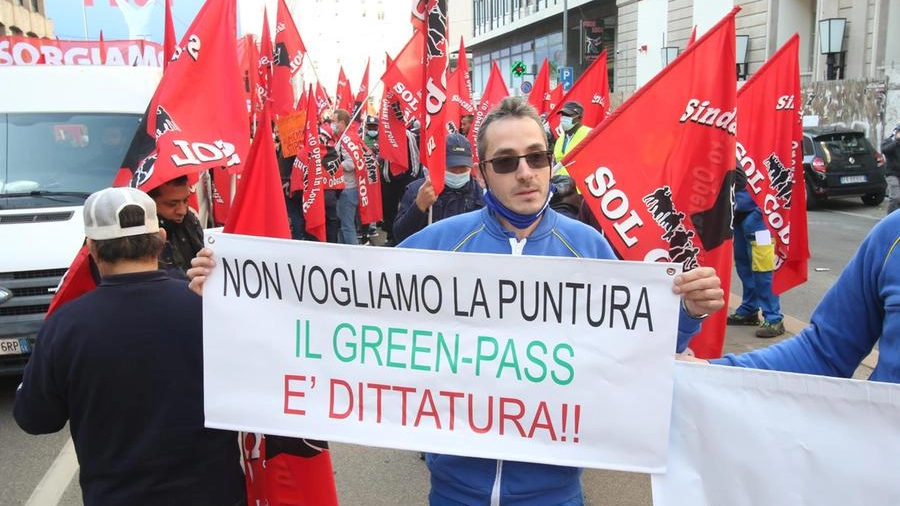 Un manifestante dei Cobas a Milano contro il certificato verde