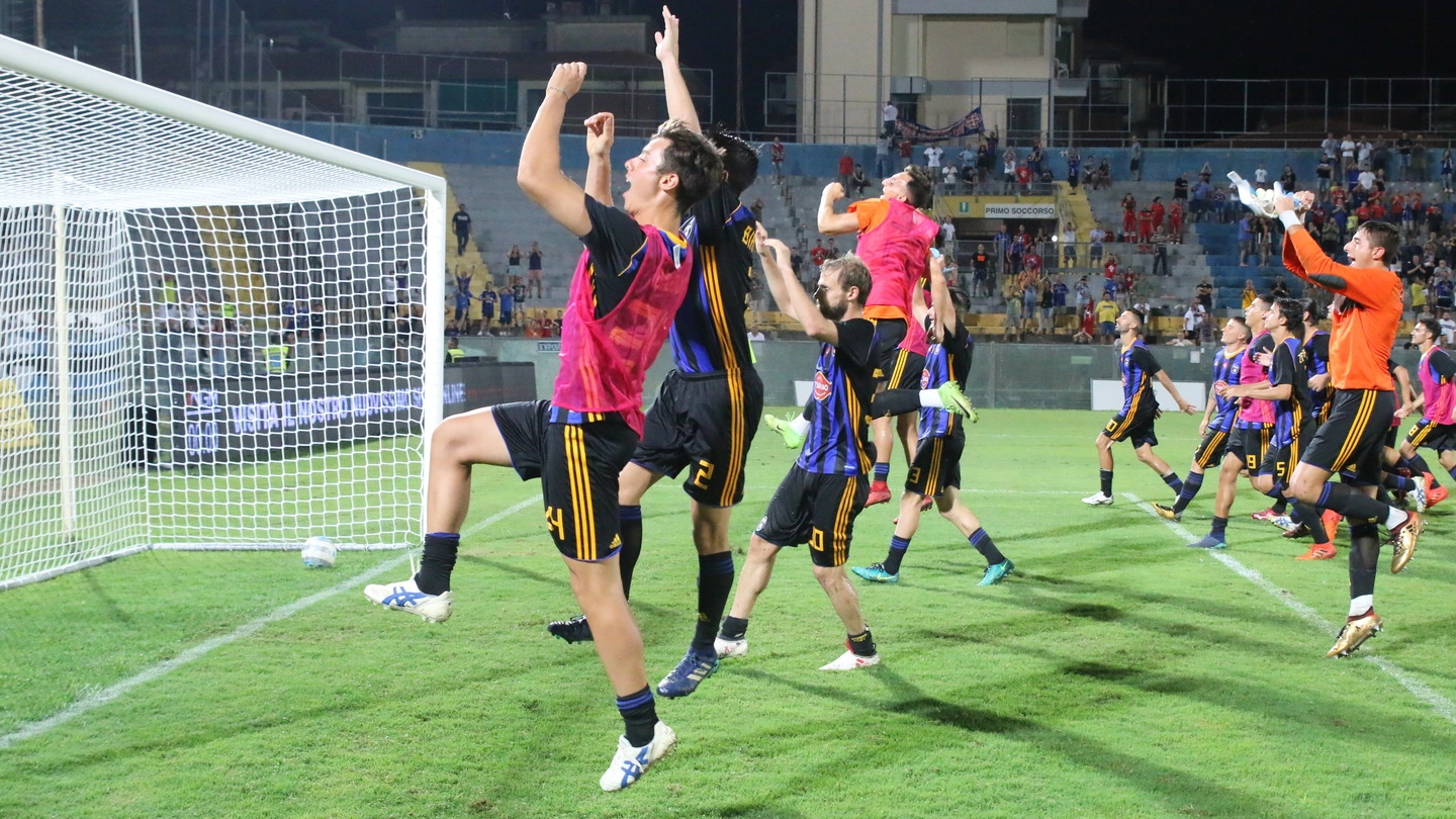 I giocatori del Pisa festeggiano con la curva la vittoria (Foto Valtriani)