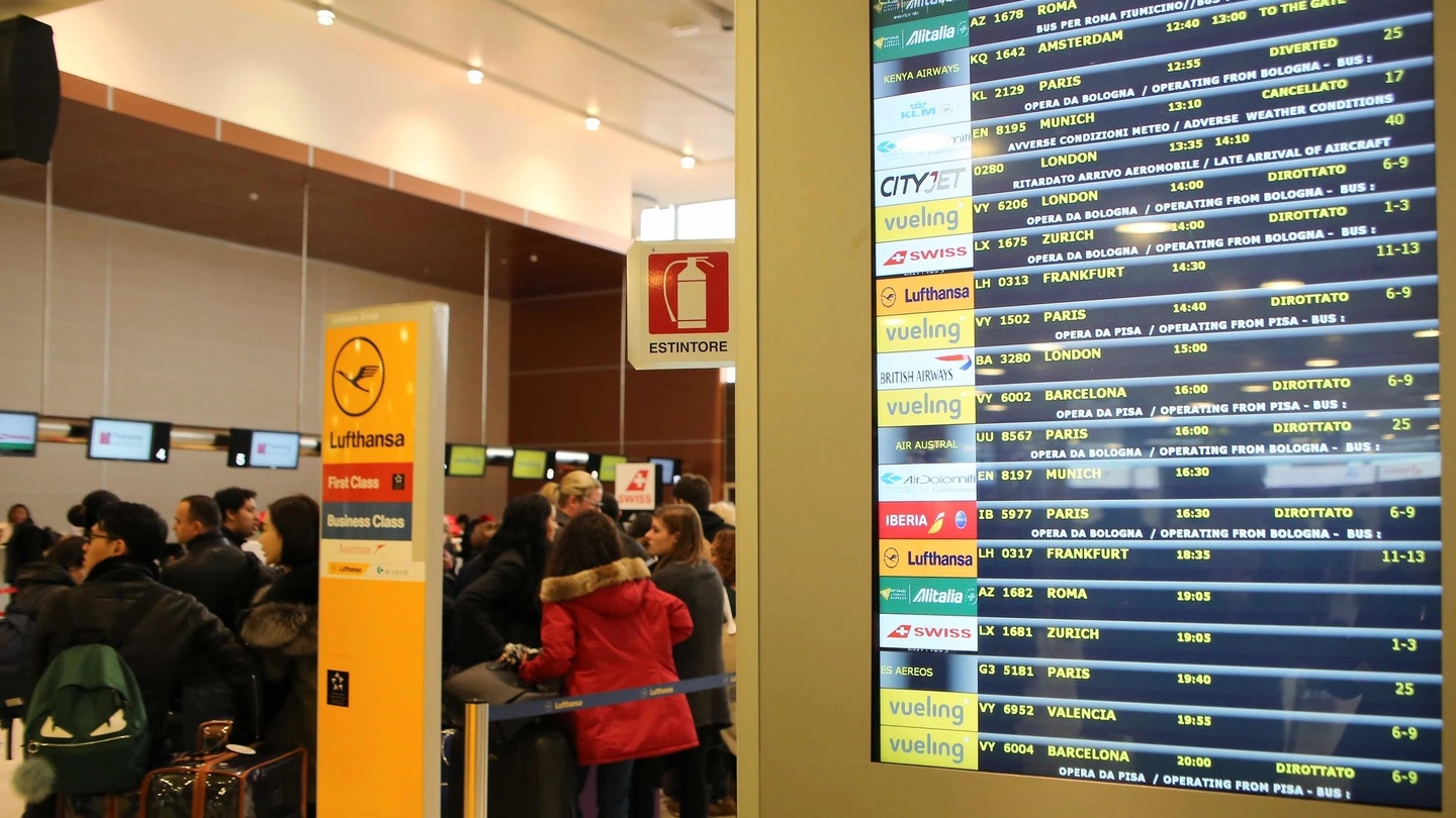 Firenze,  aeroporto Vespucci: disagi e voli cancellati per nebbia