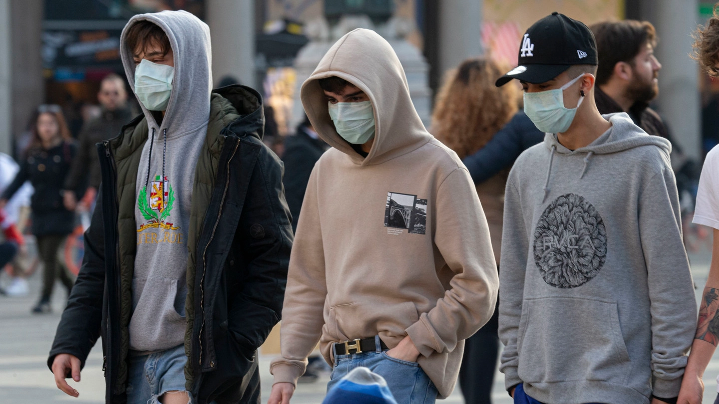 Tre ragazzi con mascherina