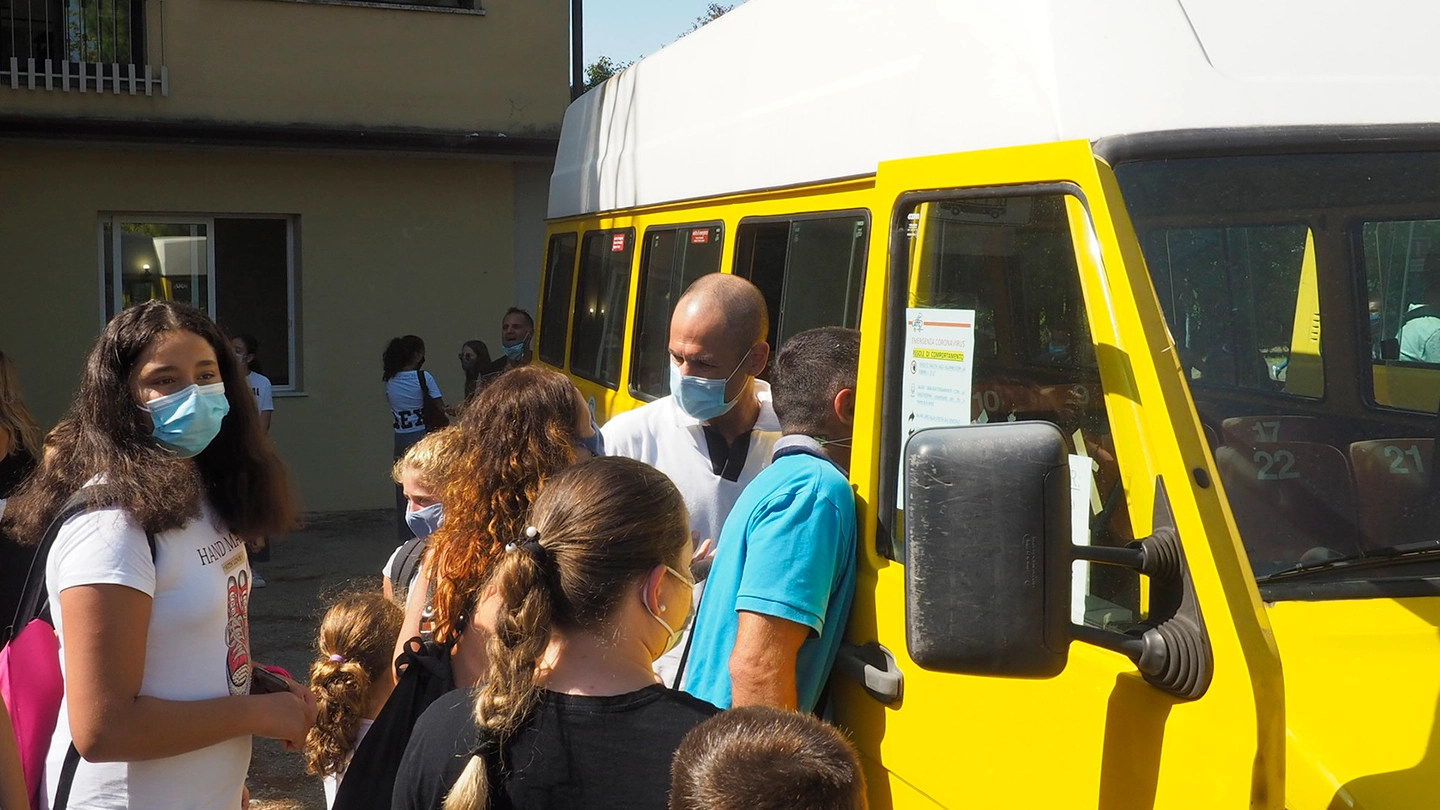 Bambini salgono su uno scuolabus