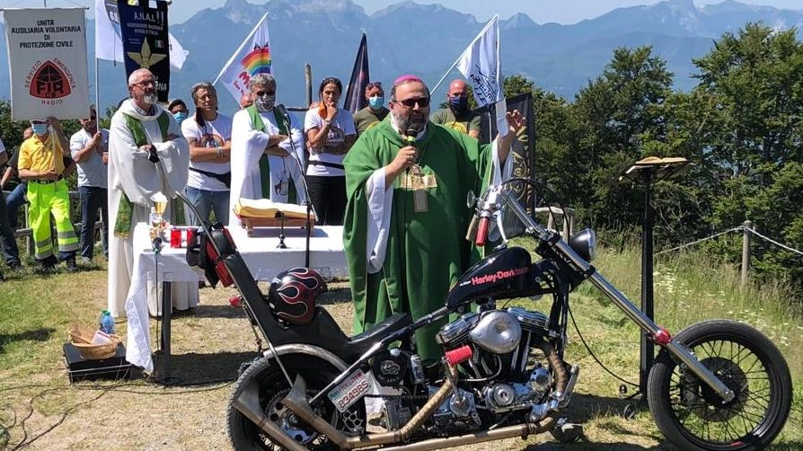 L’arcivescovo Paolo Giulietti durante la benedizione alla Motomessa