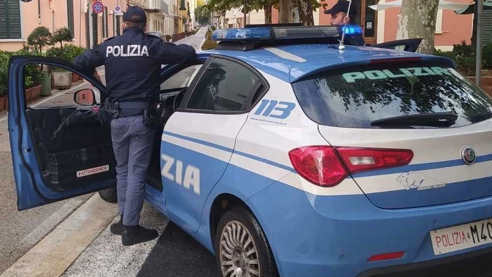 Una volante della polizia del Commissariato di Montecatini Una volante della polizia del Commissariato di Montecatini