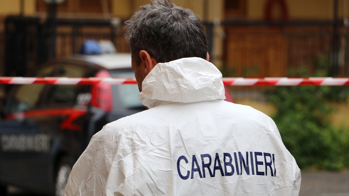Carabinieri, la scientifica al lavoro (Lapresse)