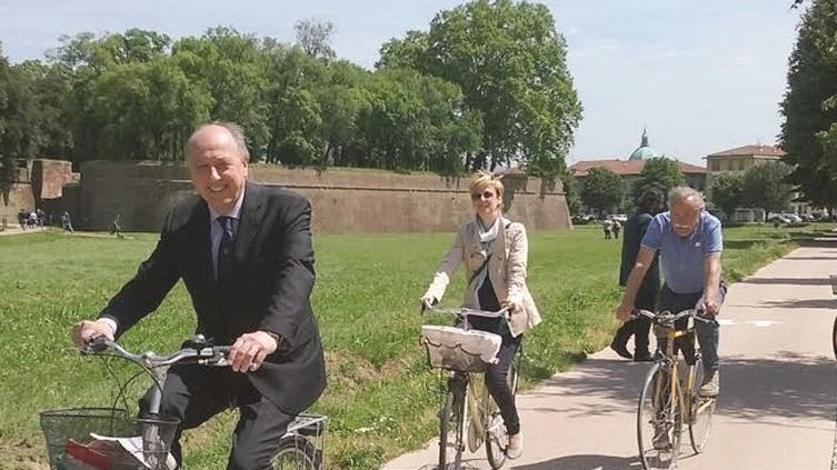 Il sindaco Tambellini e l’assessore Francesca Pierotti in bici