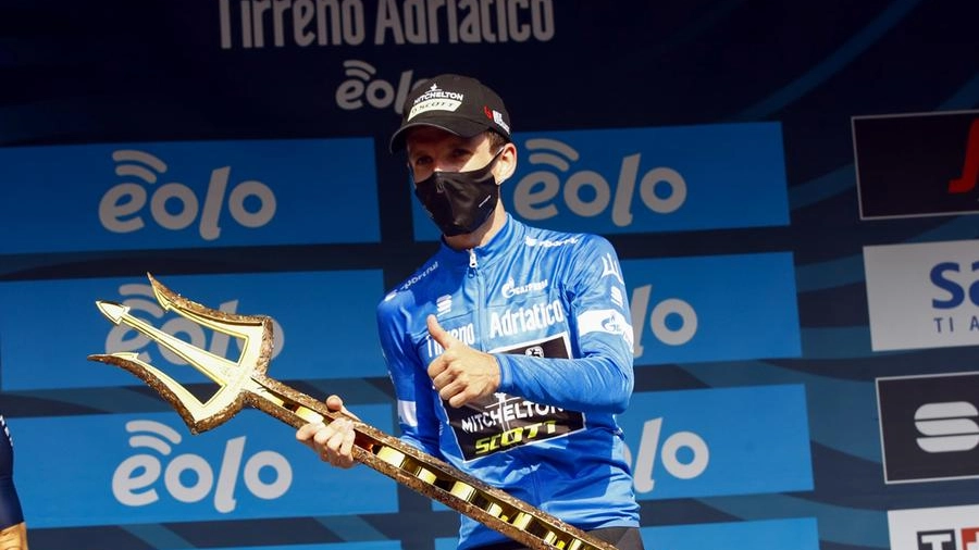 Simon Yates trionfa nella Tirreno Adriatico 2020 (Ansa)