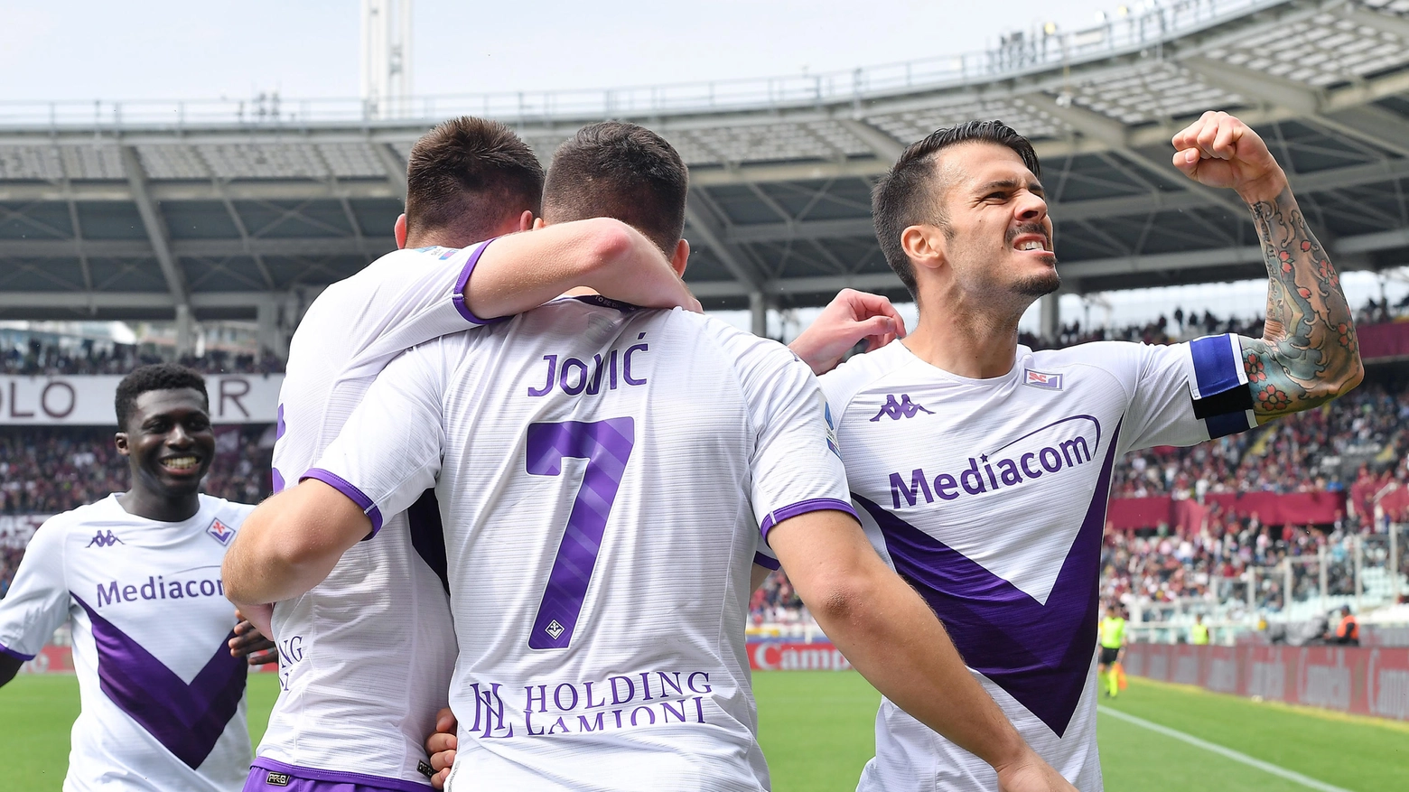 L'esultanza viola a Torino nel gol del momentaneo 0-1