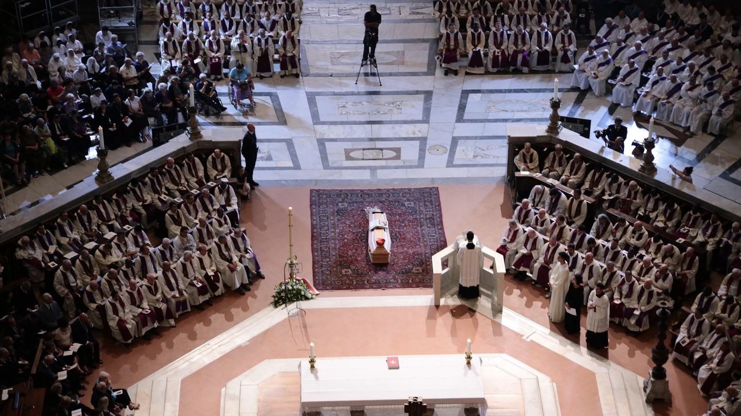I funerali del cardinale Piovanelli in Duomo (Foto NewPressPhoto)