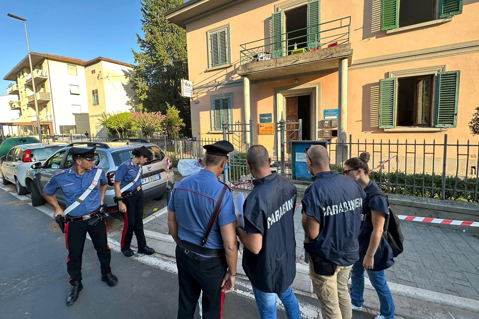L'esterno della villa della tragedia e i carabinieri (Fotocronache Germogli)