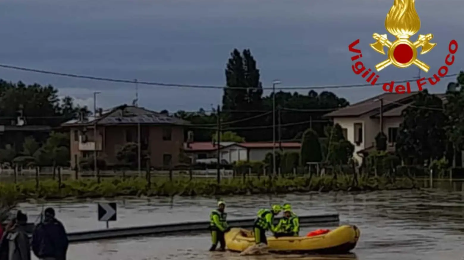 "La Romagna sommersa" I vigili del fuoco in azione "La Romagna sommersa" I vigili del fuoco in azione