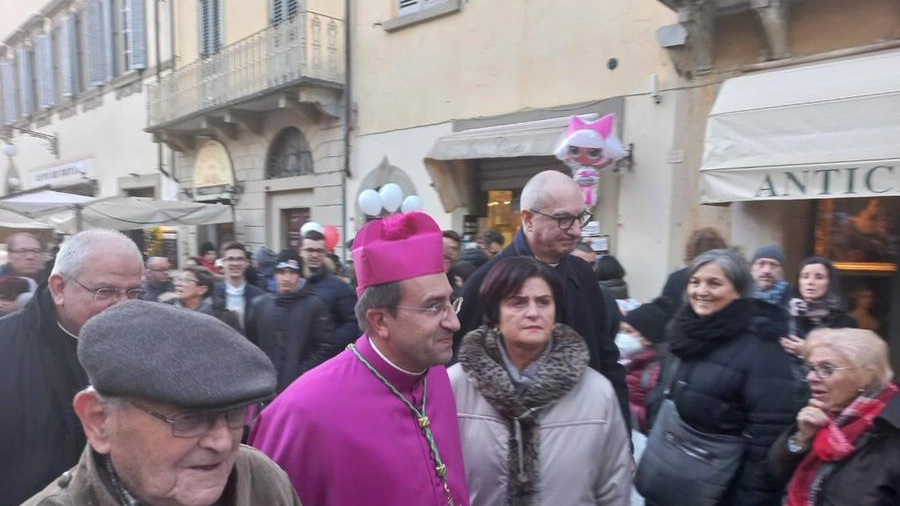 Il Vescovo Migliavacca in marcia da San Francesco verso la cattedrale