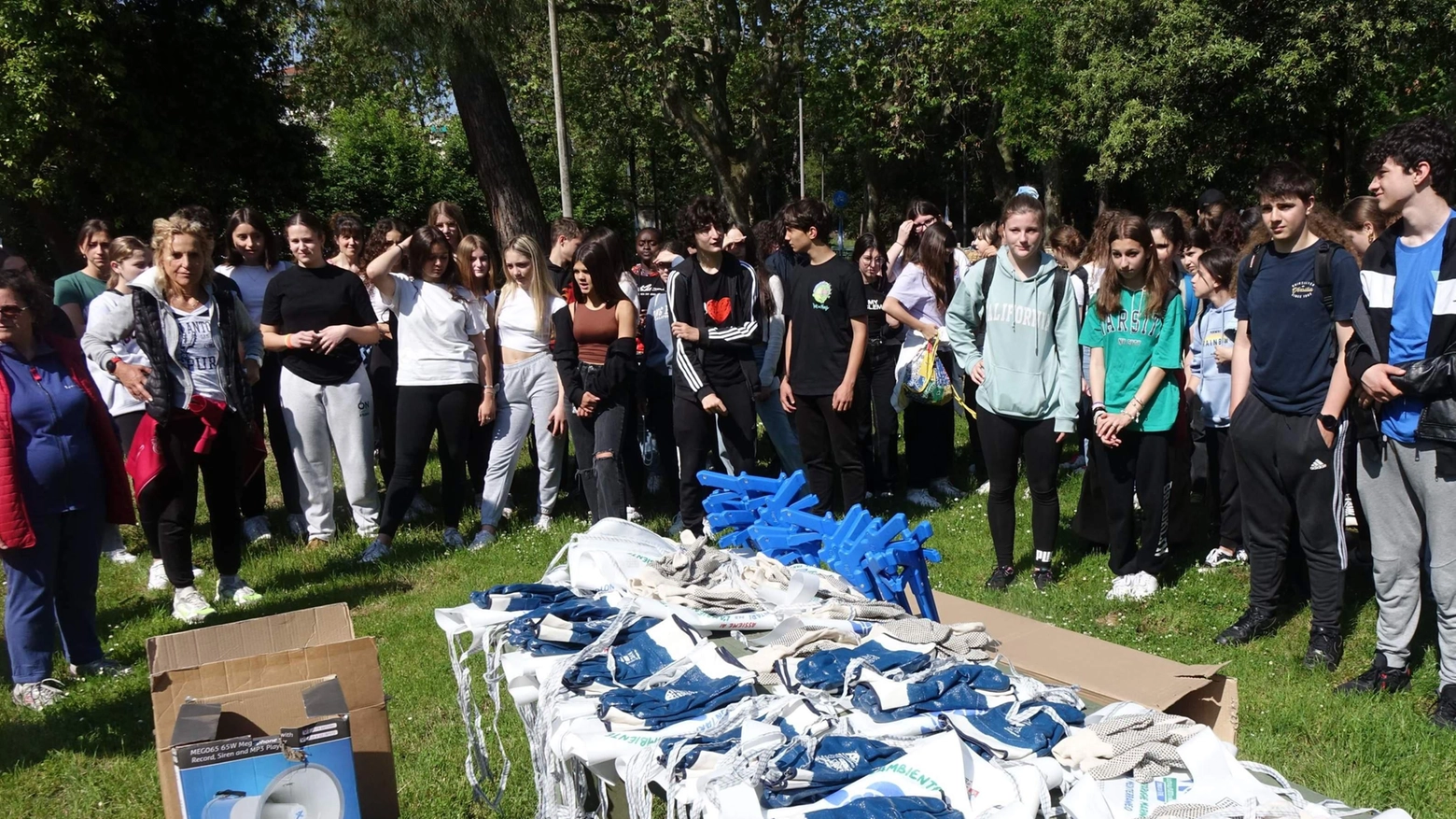 L’esercito degli studenti green  Pineta di Ponente ripulita dai rifiuti  Fossi e sentieri passati al setaccio