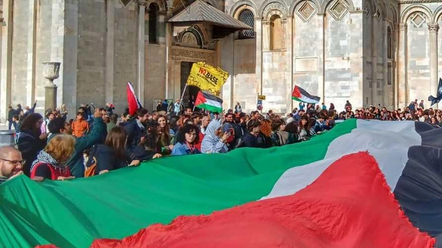 Blitz sulla Torre coi fumogeni. Capitello leggermente annerito: "Fatta denuncia contro ignoti" Blitz sulla Torre coi fumogeni. Capitello leggermente annerito: "Fatta denuncia contro ignoti"