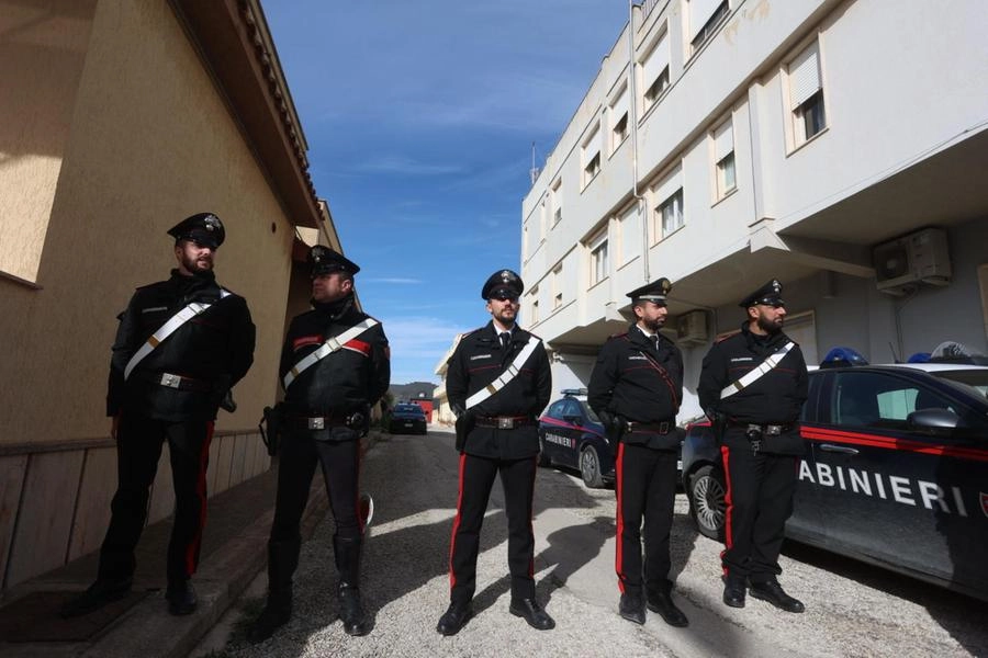Carabinieri durante la perquisizione del covo del boss Messina Denaro a Campobello (Ansa)
