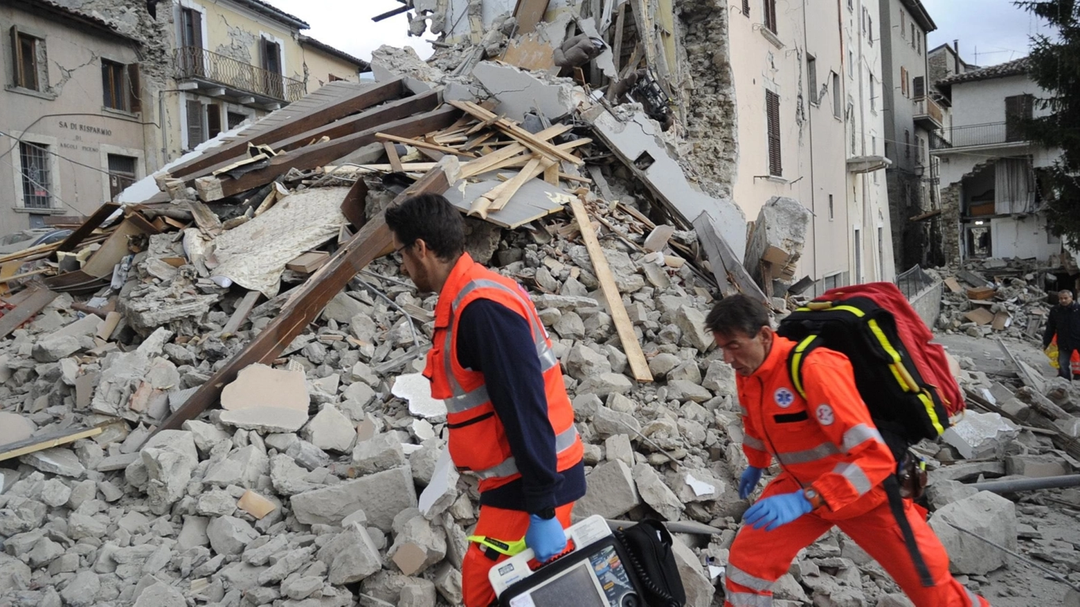 Terremoto, i soccorsi nella frazione di Arquata, nell'ascolano (foto Ansa)