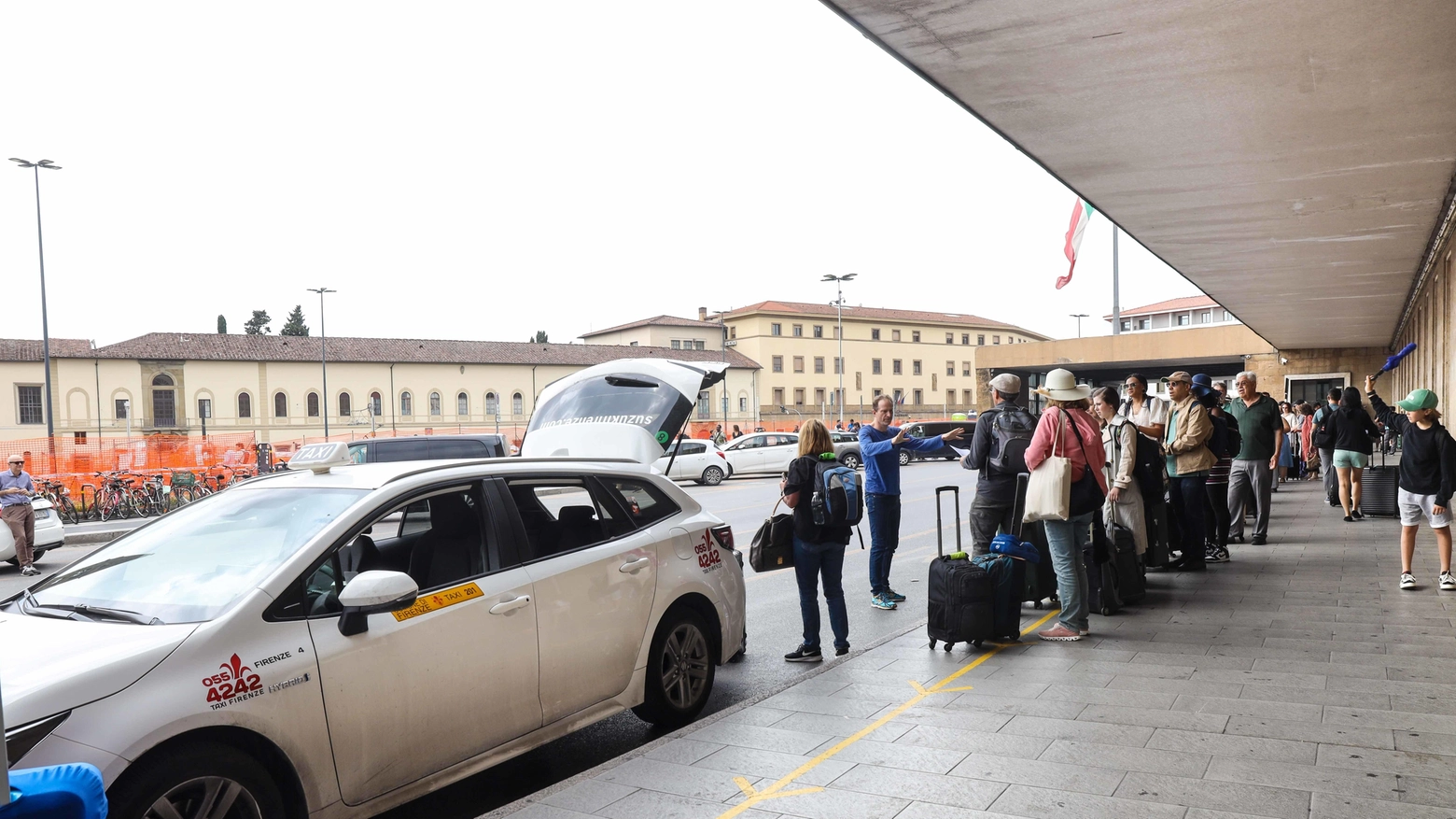 Viabilità caotica e preferenziali tolte  Anche i taxi rimangono imbottigliati  Lunghe code alla stazione per Pitti