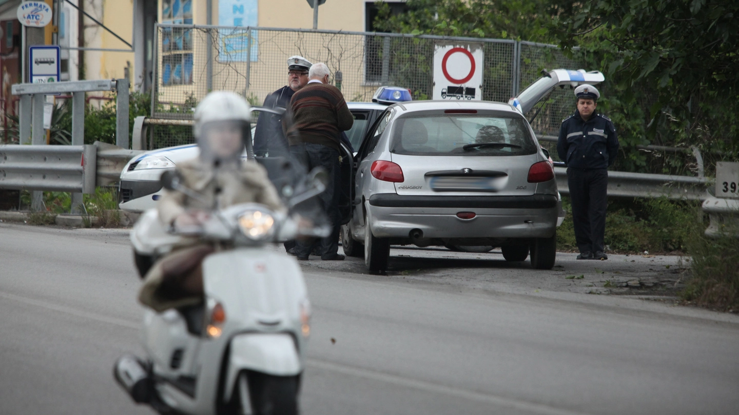 Controlli della polizia municipale lungo la statale Aurelia