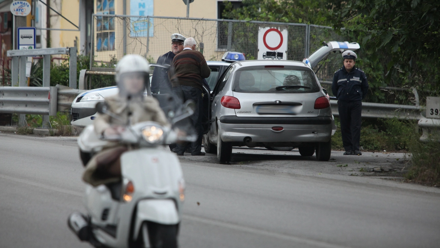 Controlli della polizia municipale lungo la statale Aurelia Controlli della polizia municipale lungo la statale Aurelia