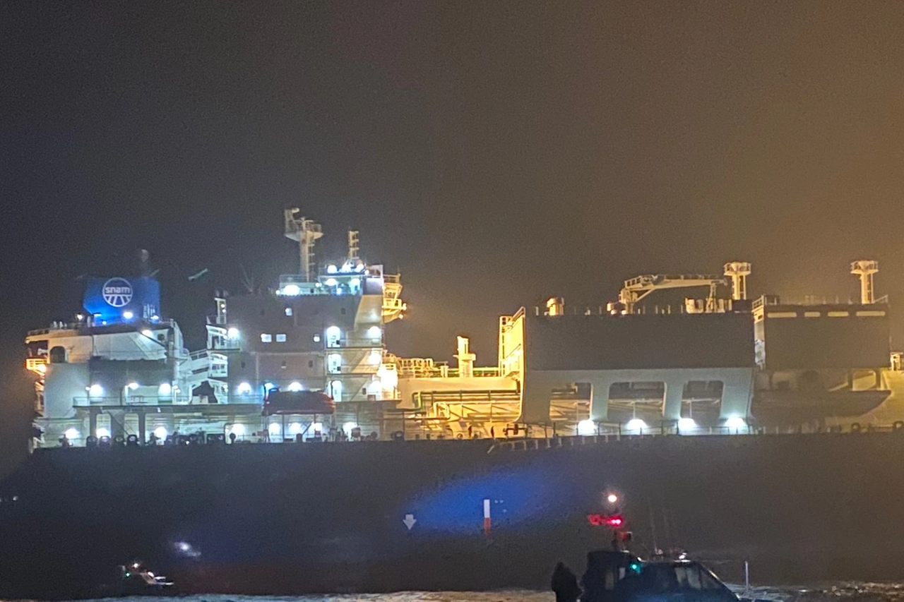 L'imbarcazione dei piloti del porto di Piombino raggiunge la "Golar Tundra"