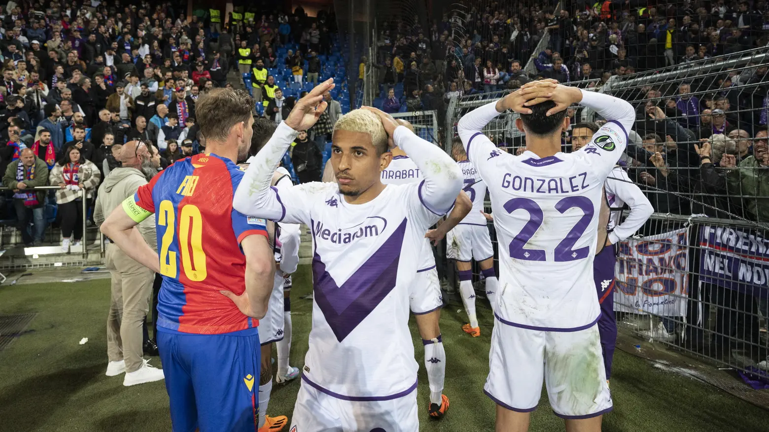L'apprensione dei giocatori viola davanti al settore dei tifosi della Fiorentina