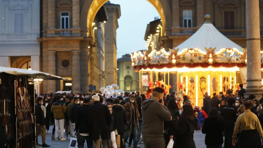 Folla in centro a Firenze. Oggi è l'ultimo giorno in giallo (New Press Photo)