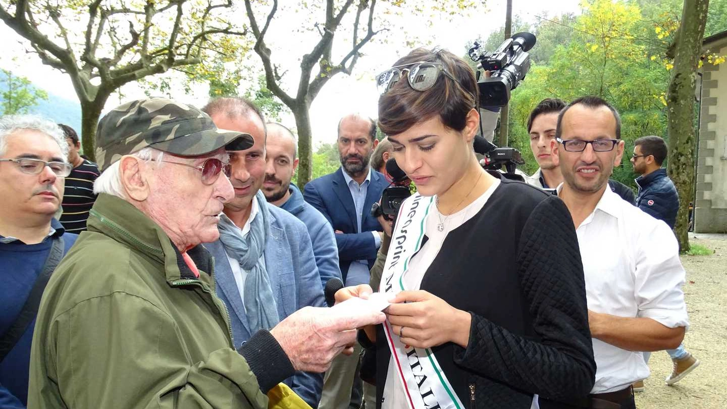 Miss Italia a Sant'Anna di Stazzema con il nonno partigiano Fortunato Mazzei (Umicini)