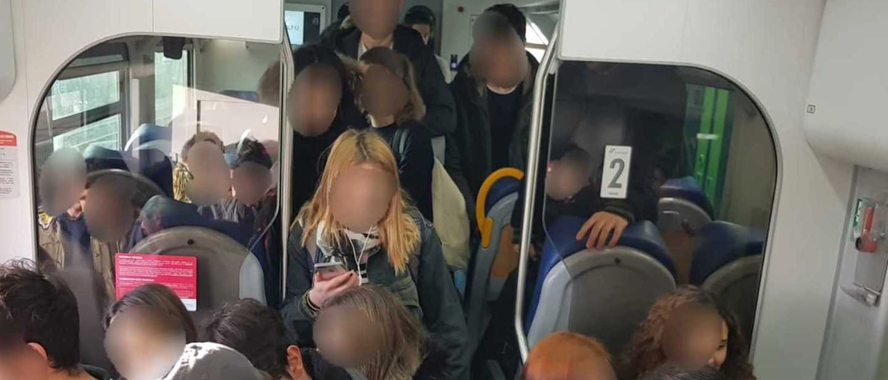 Massa e dintorni, il calvario dei pendolari: "Viaggi in treno al limite del caos"