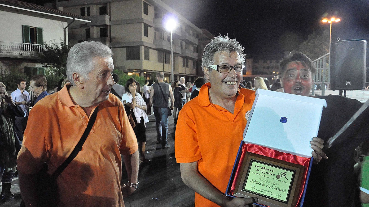 Tognarino riceve il premio per la migliore sfilata (foto Germogli)