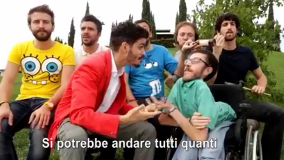 Un momento del video con Lorenzo Baglioni (in giacca rossa), Iacopo Melio e la band