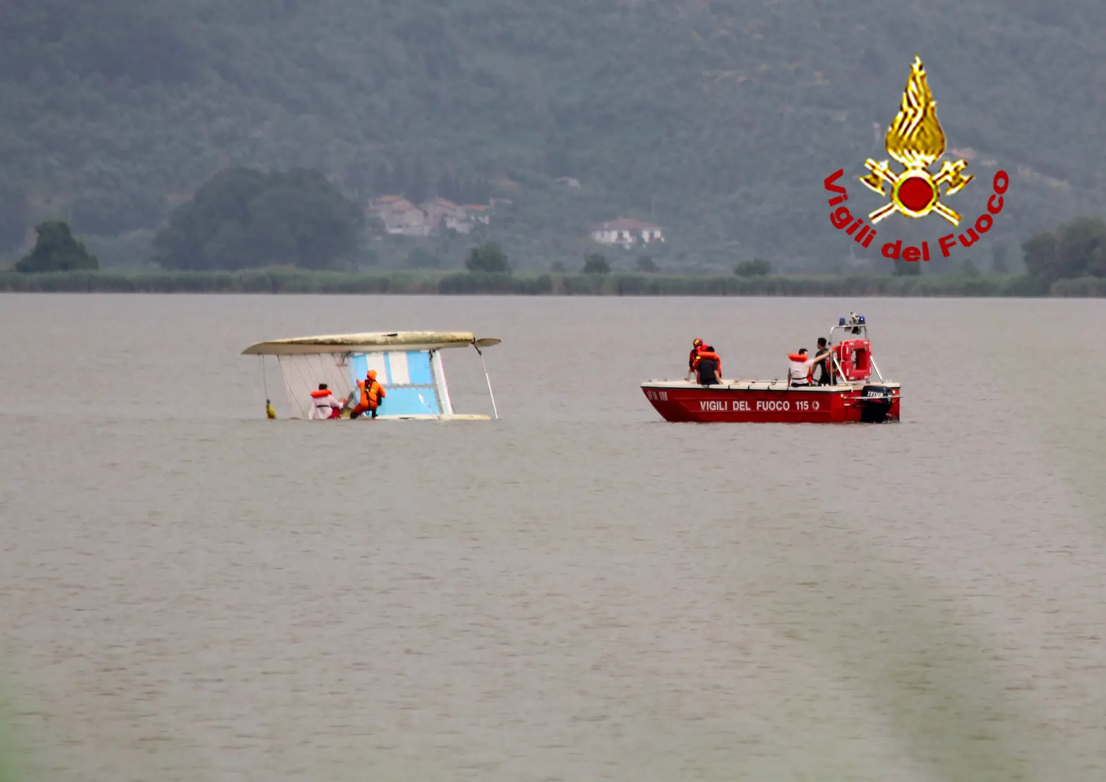 Catamarano si ribalta in mezzo al lago Massaciuccoli