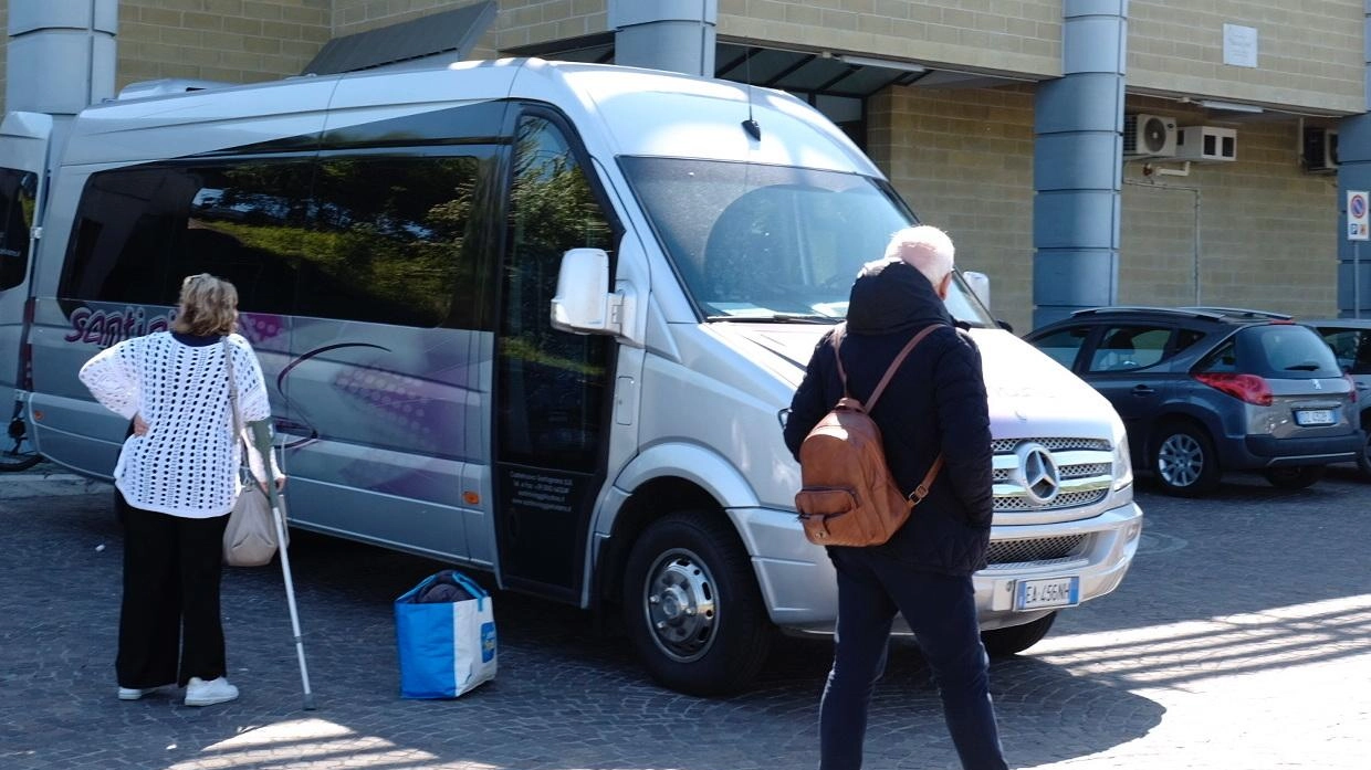 Trasporto pubblico sotto attacco. La scure dei tagli sulle corse Fs. Sos a Regione Toscana e Trenitalia Trasporto pubblico sotto attacco. La scure dei tagli sulle corse Fs. Sos a Regione Toscana e Trenitalia