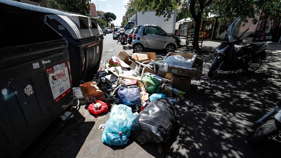 L'eterna crisi dei rifiuti a Roma: qui siamo nel quartiere Balduina (Ansa)